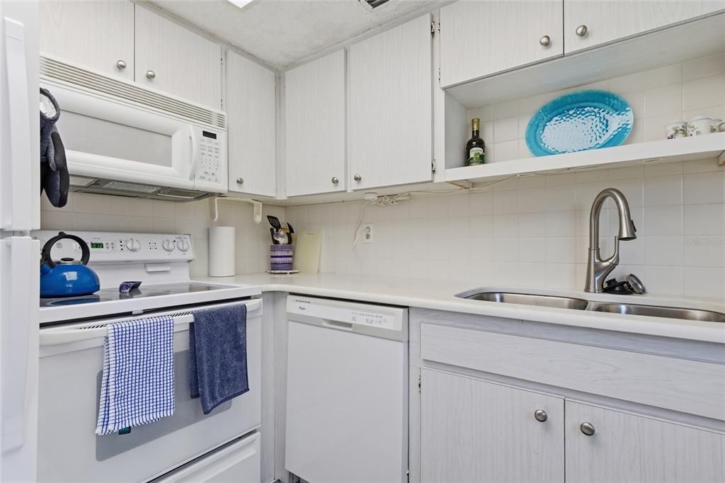 For Sale: $162,500 (2 beds, 2 baths, 921 Square Feet)