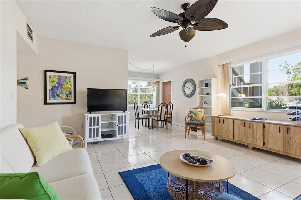 For Sale: $162,500 (2 beds, 2 baths, 921 Square Feet)