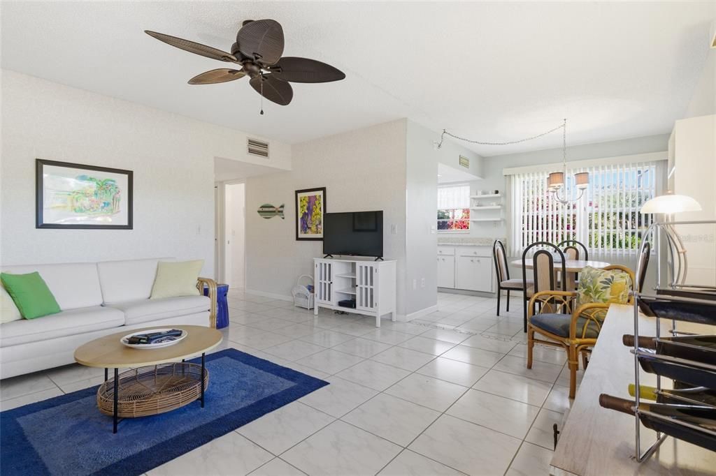 For Sale: $162,500 (2 beds, 2 baths, 921 Square Feet)