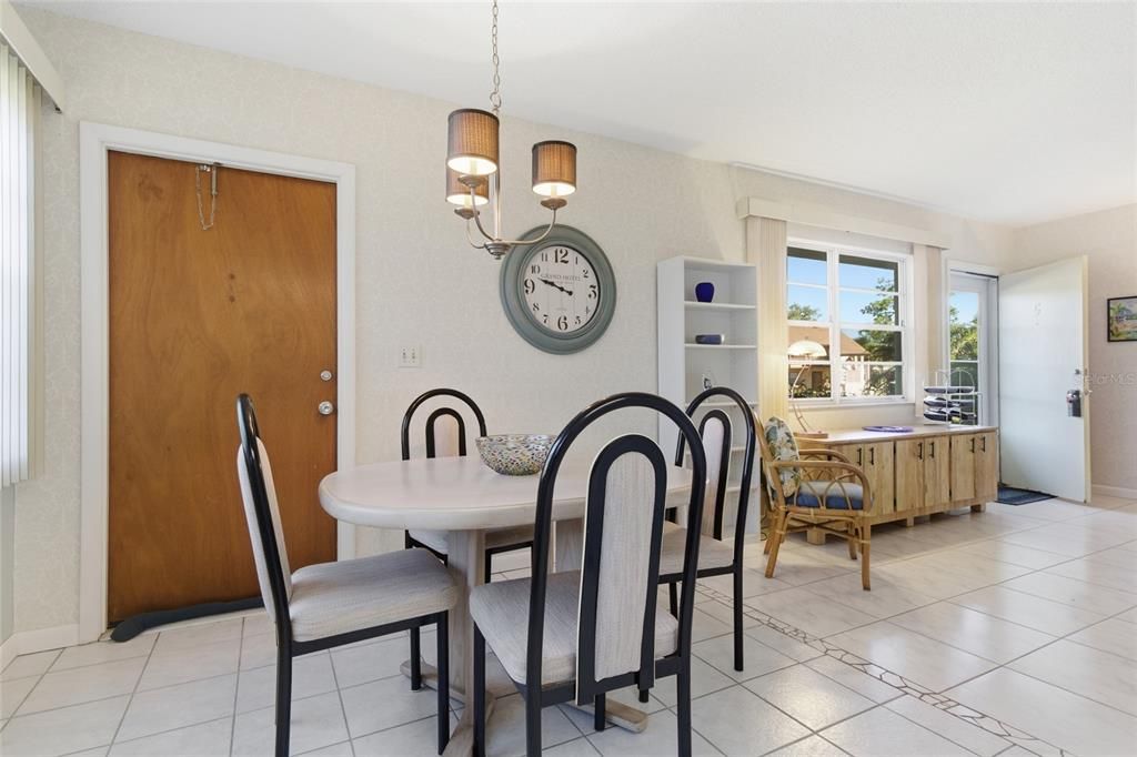 For Sale: $162,500 (2 beds, 2 baths, 921 Square Feet)