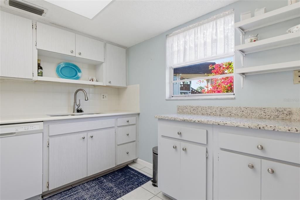 For Sale: $162,500 (2 beds, 2 baths, 921 Square Feet)