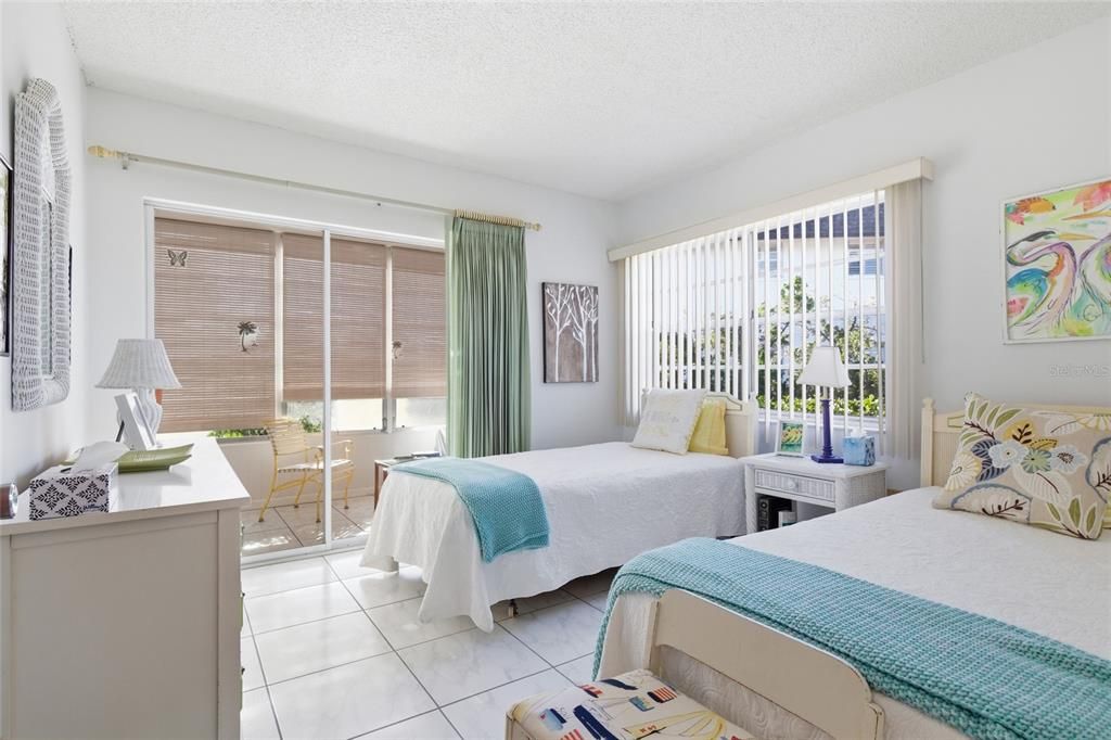 For Sale: $162,500 (2 beds, 2 baths, 921 Square Feet)