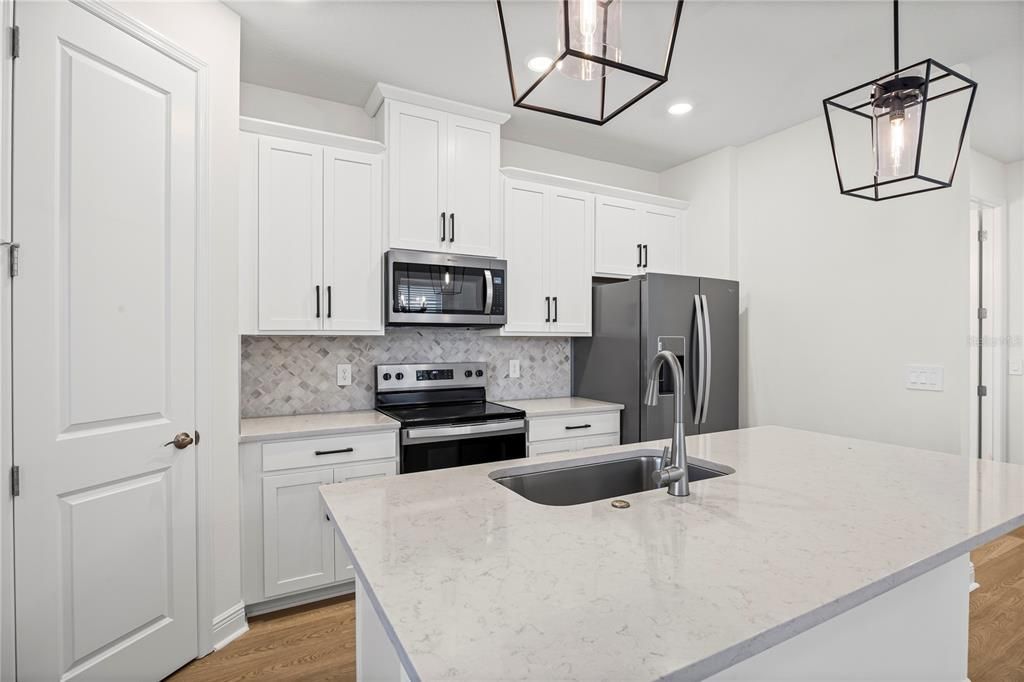 出租: $3,100 (3 贝兹, 2 浴室, 1678 平方英尺)