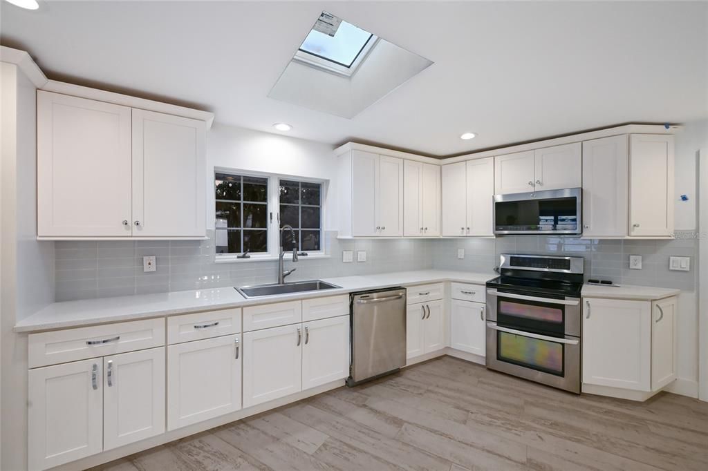 For Sale: $5,499,000 (3 beds, 2 baths, 2467 Square Feet)