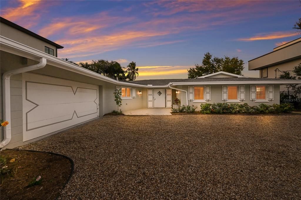 For Sale: $5,499,000 (3 beds, 2 baths, 2467 Square Feet)