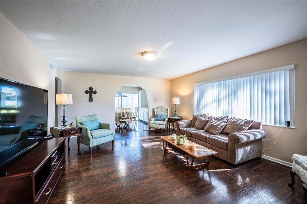 For Sale: $159,900 (2 beds, 2 baths, 1176 Square Feet)