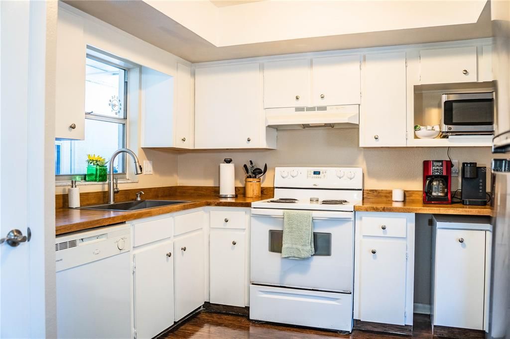 For Sale: $159,900 (2 beds, 2 baths, 1176 Square Feet)