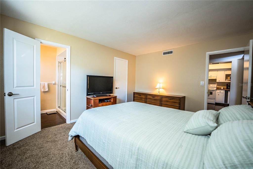 For Sale: $159,900 (2 beds, 2 baths, 1176 Square Feet)