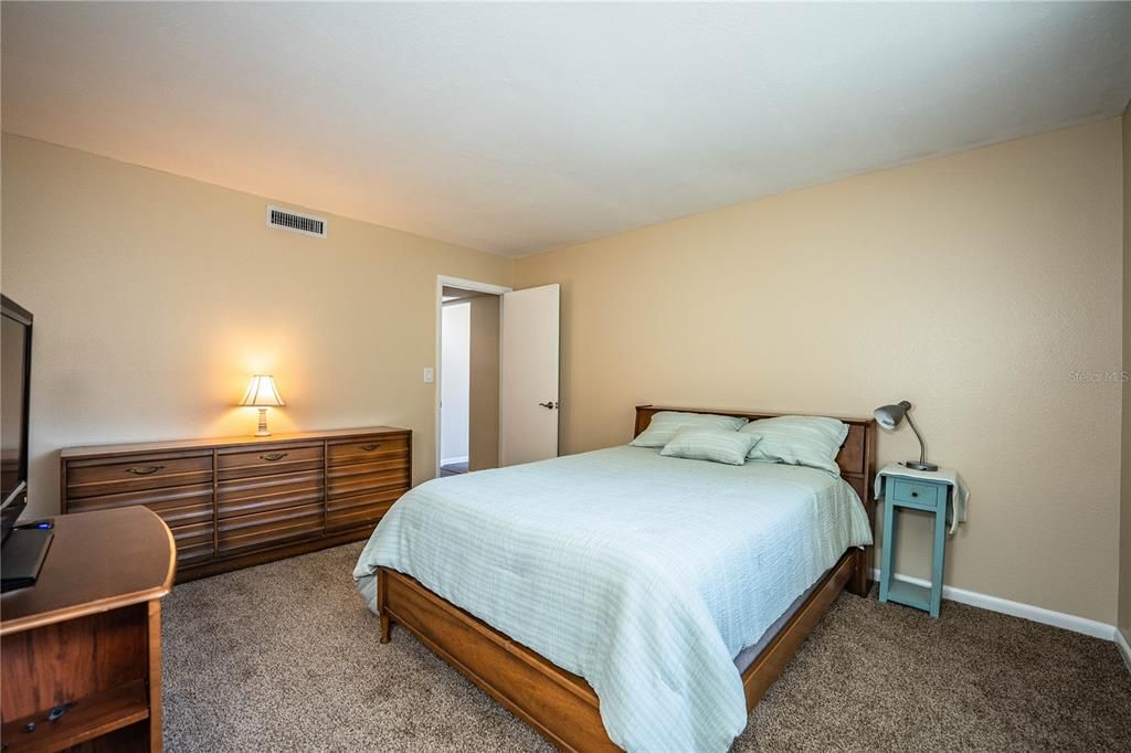 For Sale: $159,900 (2 beds, 2 baths, 1176 Square Feet)