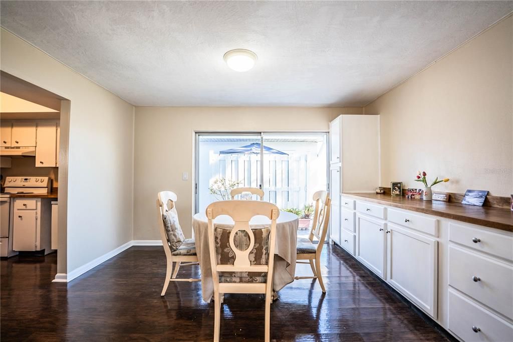 For Sale: $159,900 (2 beds, 2 baths, 1176 Square Feet)