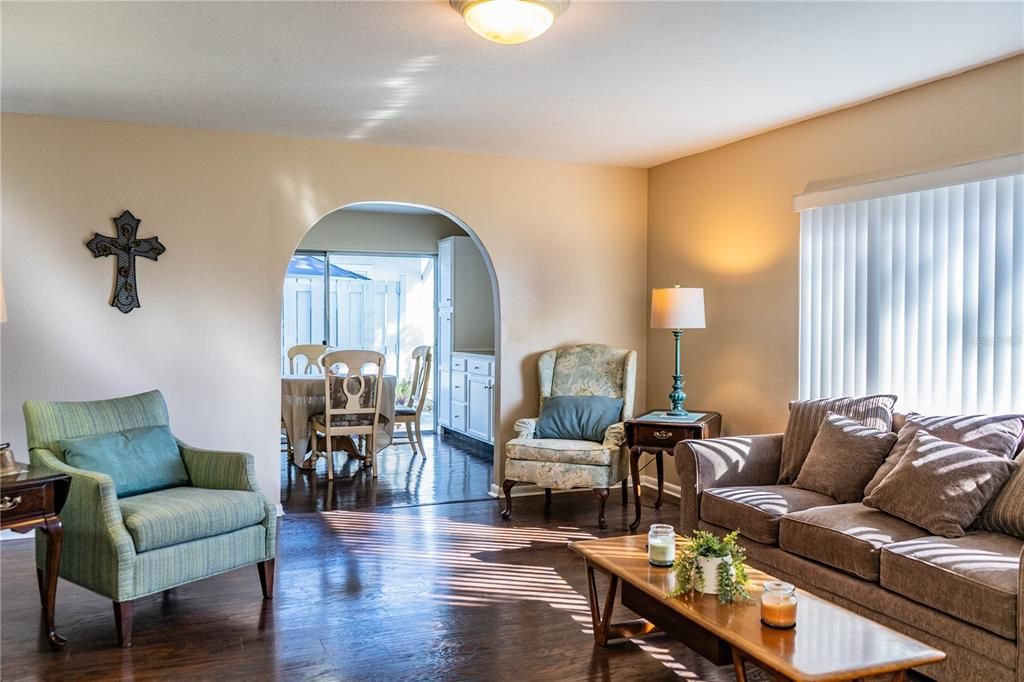 For Sale: $159,900 (2 beds, 2 baths, 1176 Square Feet)