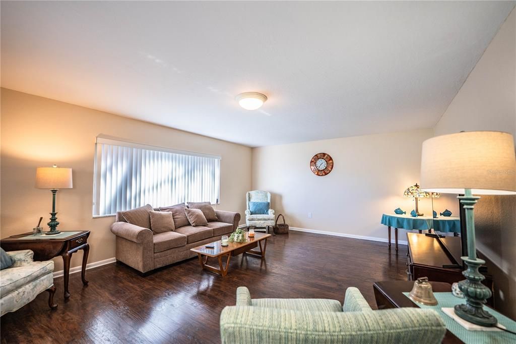 For Sale: $159,900 (2 beds, 2 baths, 1176 Square Feet)