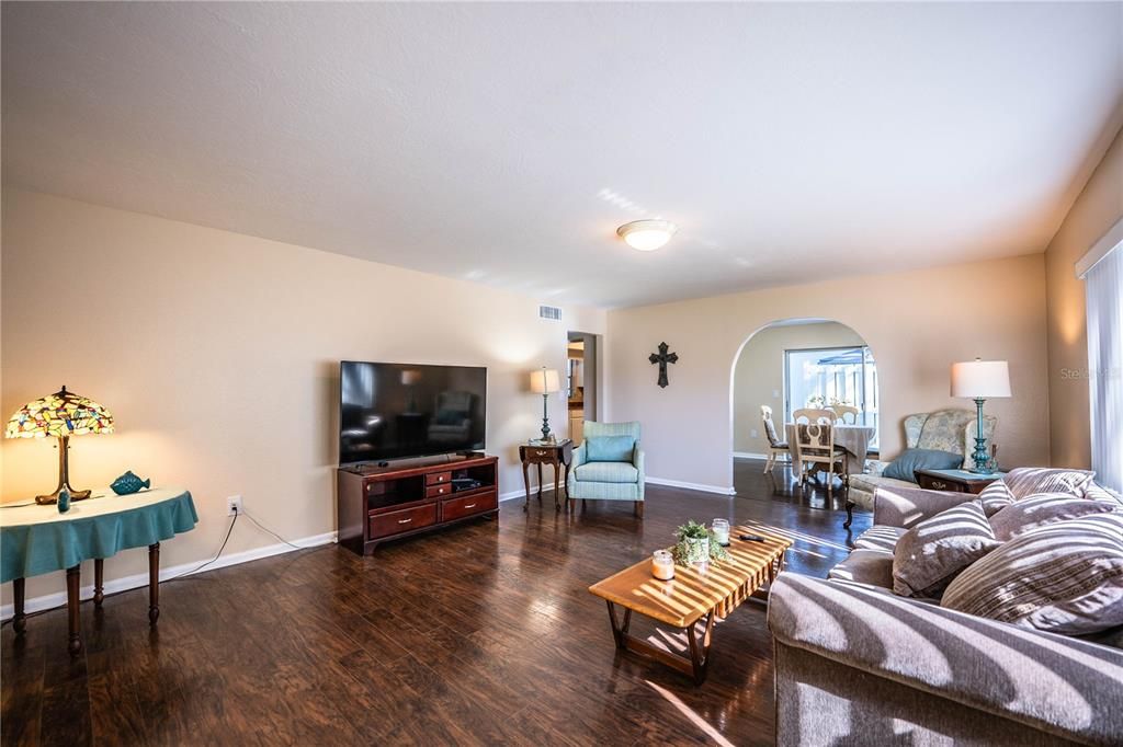 For Sale: $159,900 (2 beds, 2 baths, 1176 Square Feet)