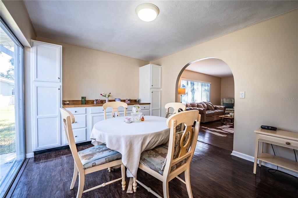 For Sale: $159,900 (2 beds, 2 baths, 1176 Square Feet)