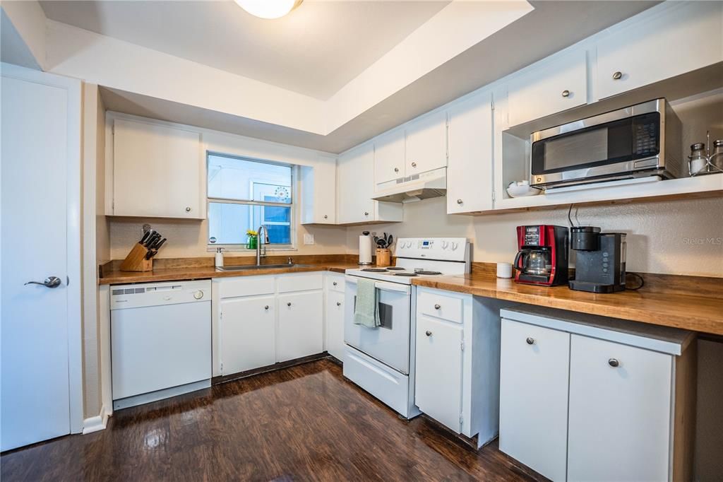 For Sale: $159,900 (2 beds, 2 baths, 1176 Square Feet)