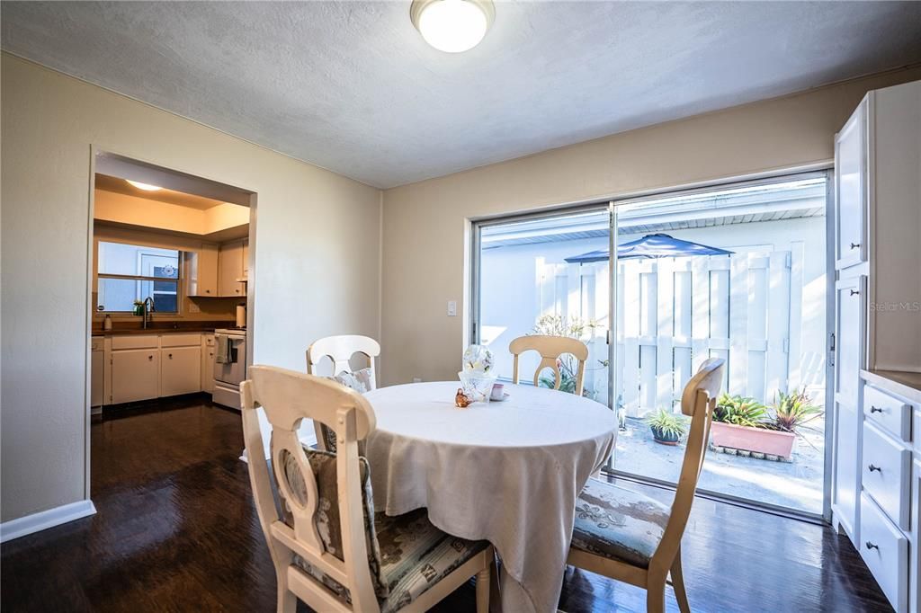 For Sale: $159,900 (2 beds, 2 baths, 1176 Square Feet)