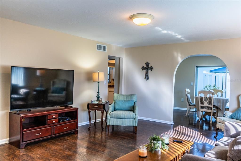 For Sale: $159,900 (2 beds, 2 baths, 1176 Square Feet)