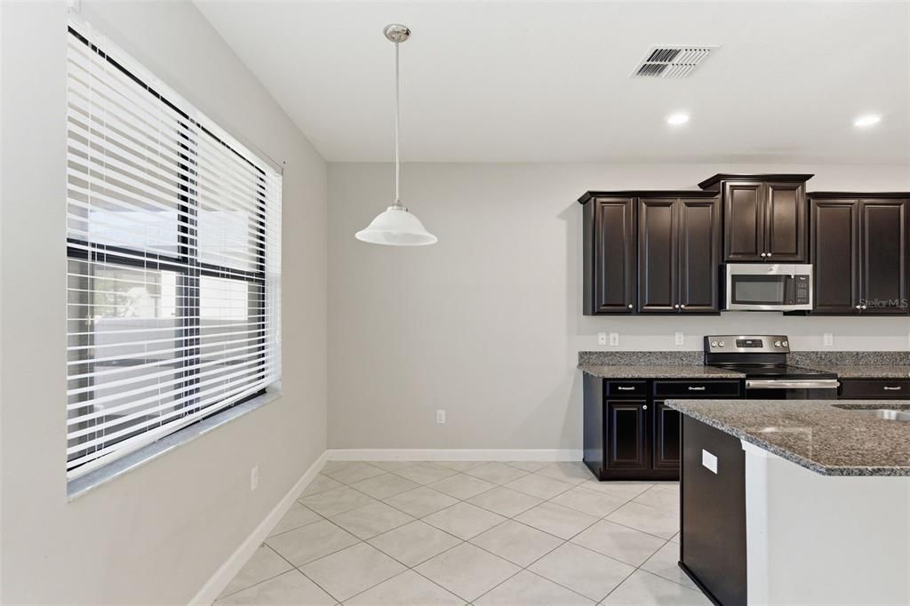 出租: $3,750 (4 贝兹, 3 浴室, 2546 平方英尺)