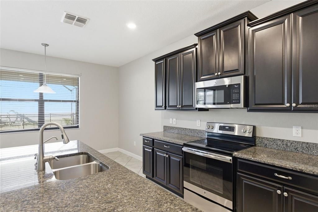 出租: $3,750 (4 贝兹, 3 浴室, 2546 平方英尺)