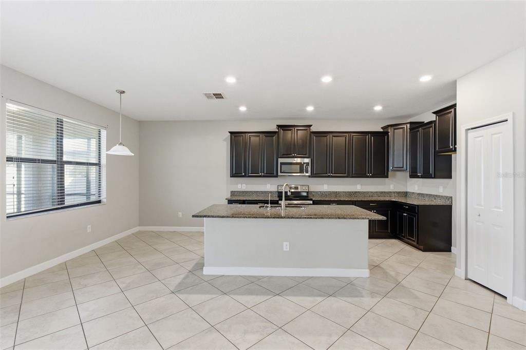 出租: $3,750 (4 贝兹, 3 浴室, 2546 平方英尺)