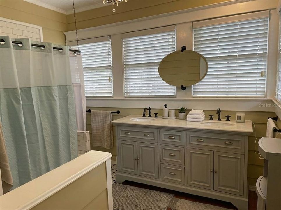 出租: $4,375 (2 贝兹, 2 浴室, 1278 平方英尺)