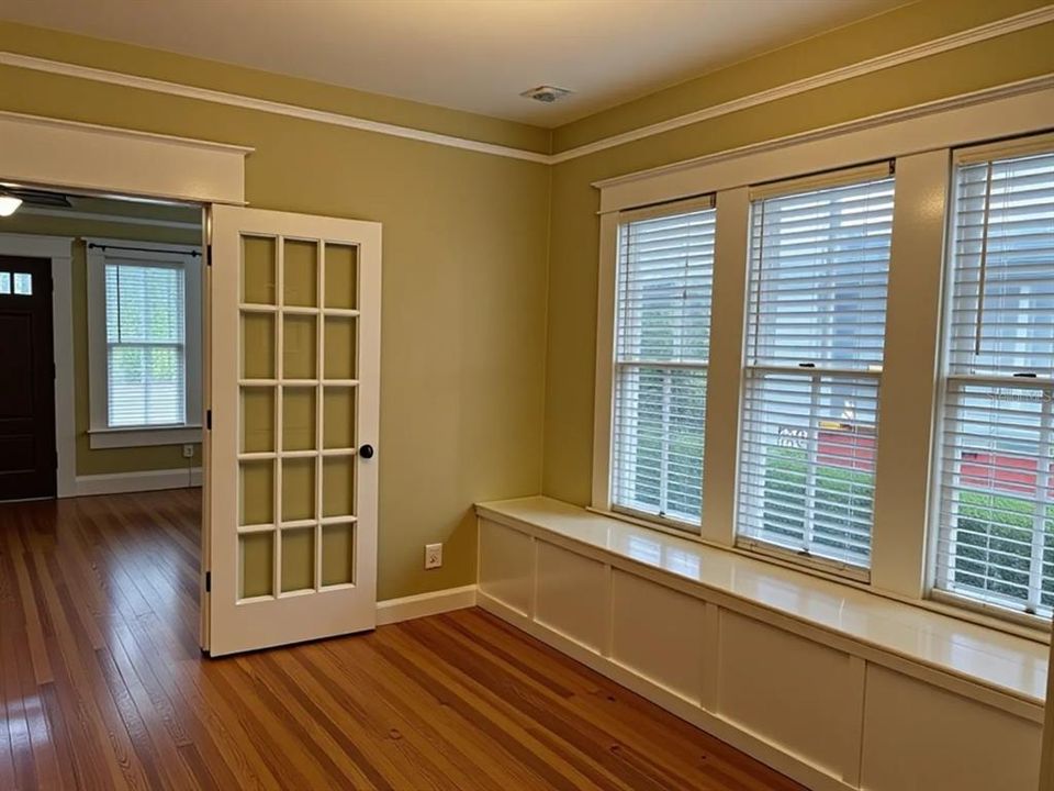 出租: $4,375 (2 贝兹, 2 浴室, 1278 平方英尺)