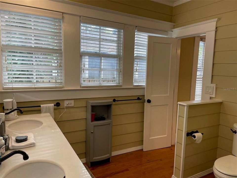 出租: $4,375 (2 贝兹, 2 浴室, 1278 平方英尺)