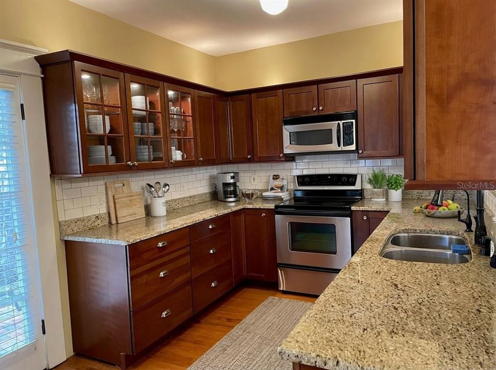 出租: $4,375 (2 贝兹, 2 浴室, 1278 平方英尺)