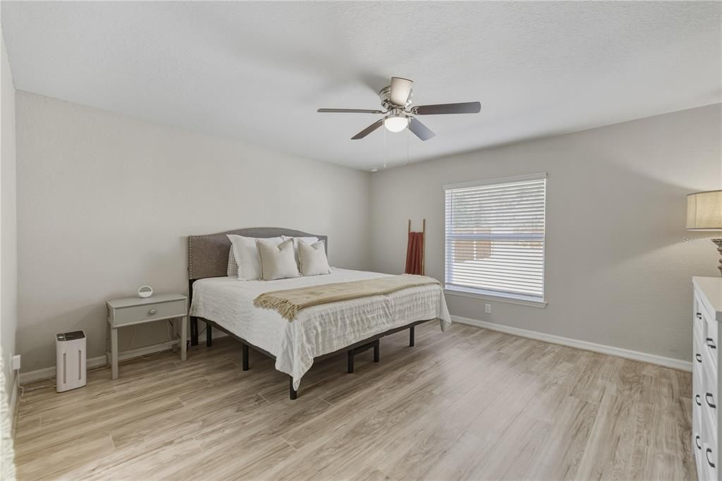 En Venta: $299,900 (3 camas, 2 baños, 1557 Pies cuadrados)