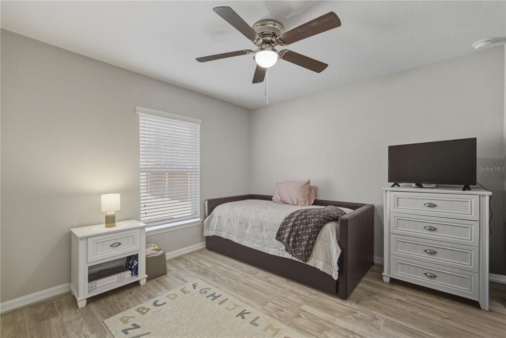 En Venta: $299,900 (3 camas, 2 baños, 1557 Pies cuadrados)