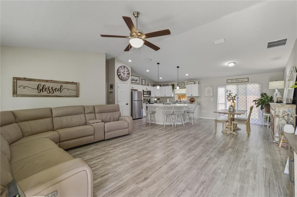 En Venta: $299,900 (3 camas, 2 baños, 1557 Pies cuadrados)