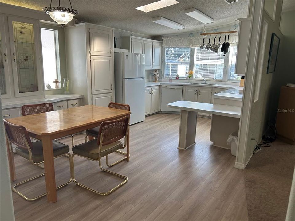 For Sale: $149,000 (2 beds, 2 baths, 1176 Square Feet)