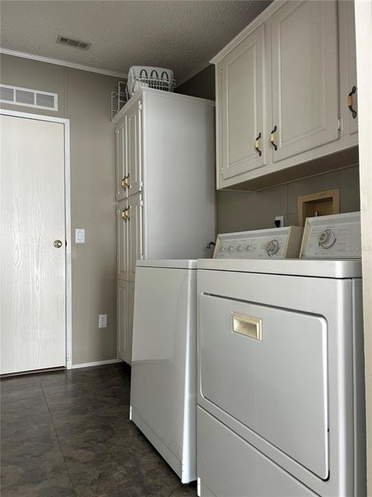 For Sale: $149,000 (2 beds, 2 baths, 1176 Square Feet)