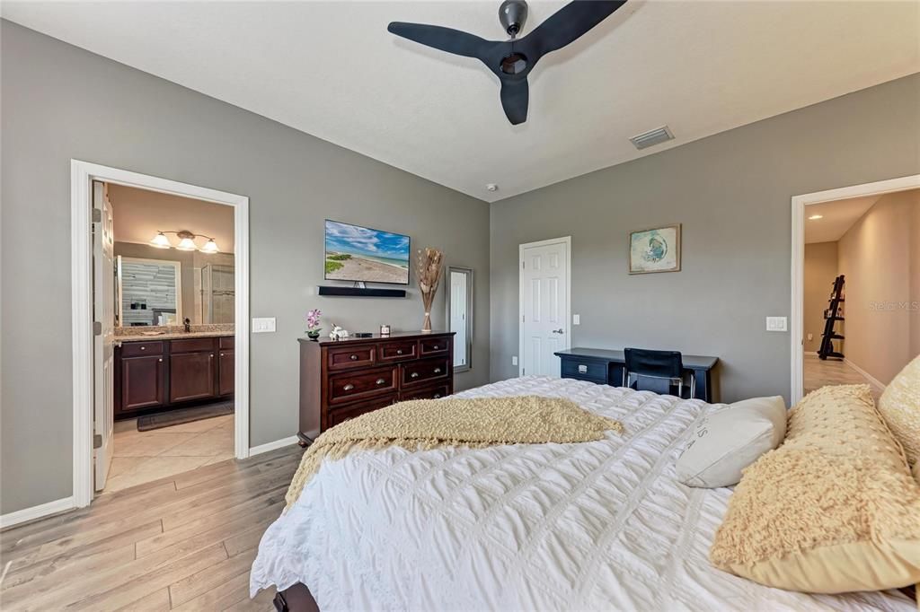 На продажу: $274,900 (2 спален, 2 ванн, 1228 Квадратных фут)