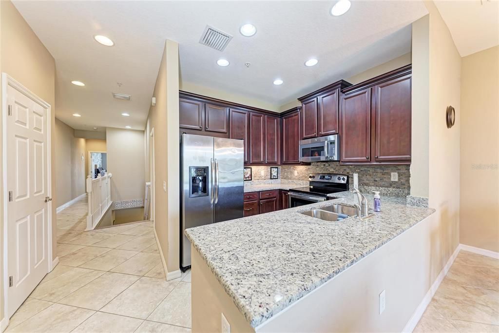 На продажу: $274,900 (2 спален, 2 ванн, 1228 Квадратных фут)