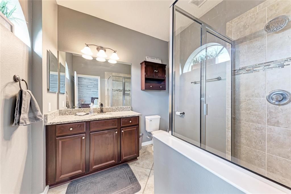 На продажу: $274,900 (2 спален, 2 ванн, 1228 Квадратных фут)