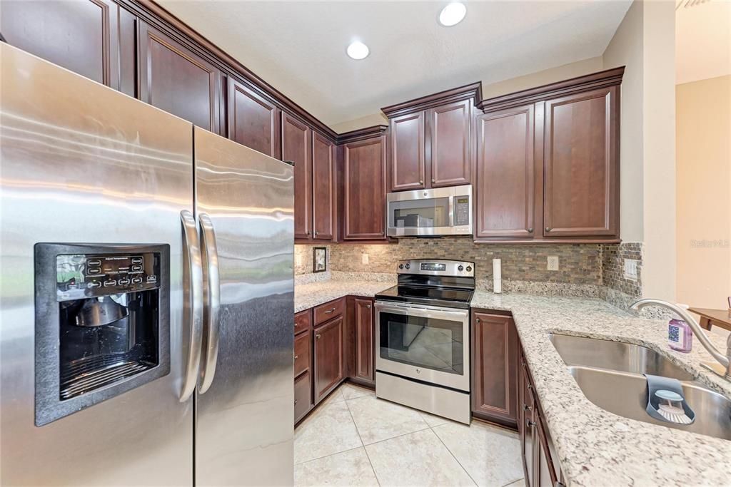 На продажу: $274,900 (2 спален, 2 ванн, 1228 Квадратных фут)