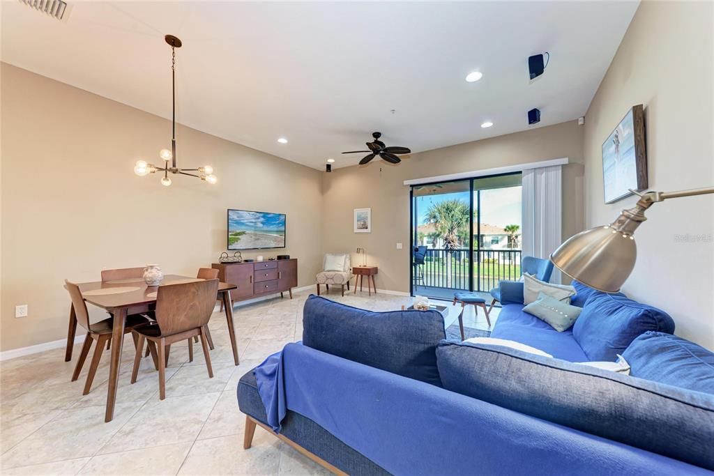 На продажу: $274,900 (2 спален, 2 ванн, 1228 Квадратных фут)