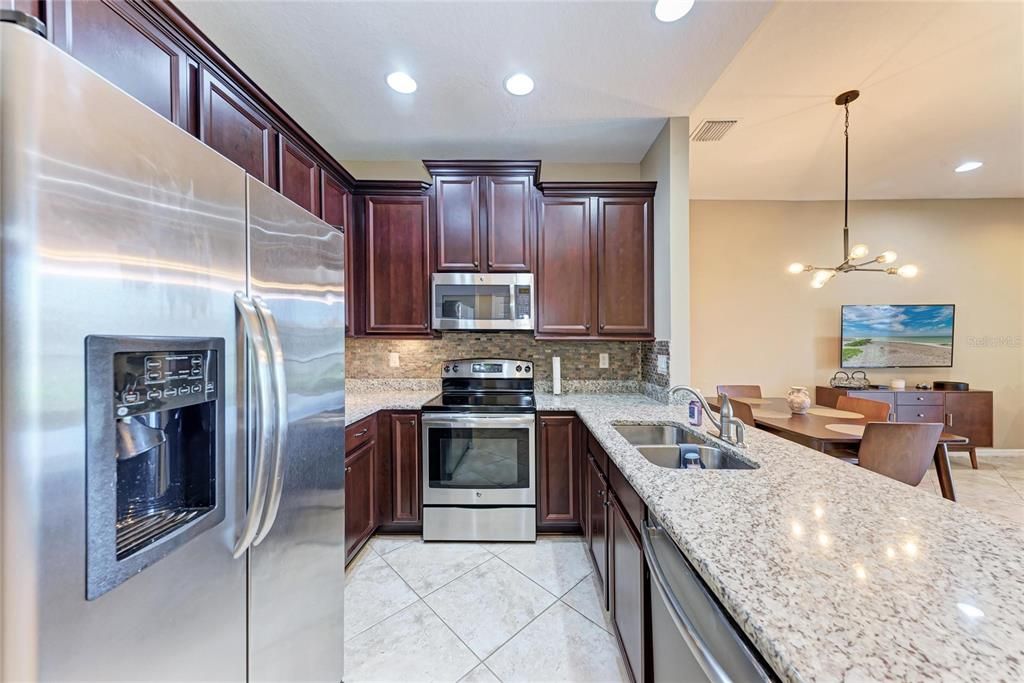 На продажу: $274,900 (2 спален, 2 ванн, 1228 Квадратных фут)