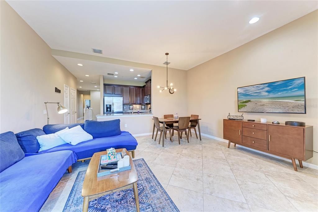 На продажу: $274,900 (2 спален, 2 ванн, 1228 Квадратных фут)