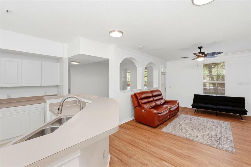 На продажу: $389,000 (2 спален, 2 ванн, 1320 Квадратных фут)