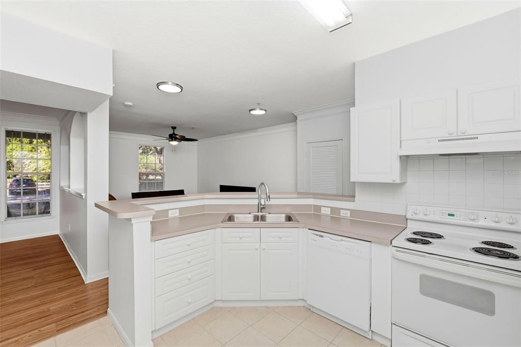 На продажу: $389,000 (2 спален, 2 ванн, 1320 Квадратных фут)