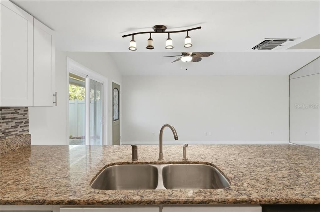 待售: $215,000 (3 贝兹, 2 浴室, 1294 平方英尺)