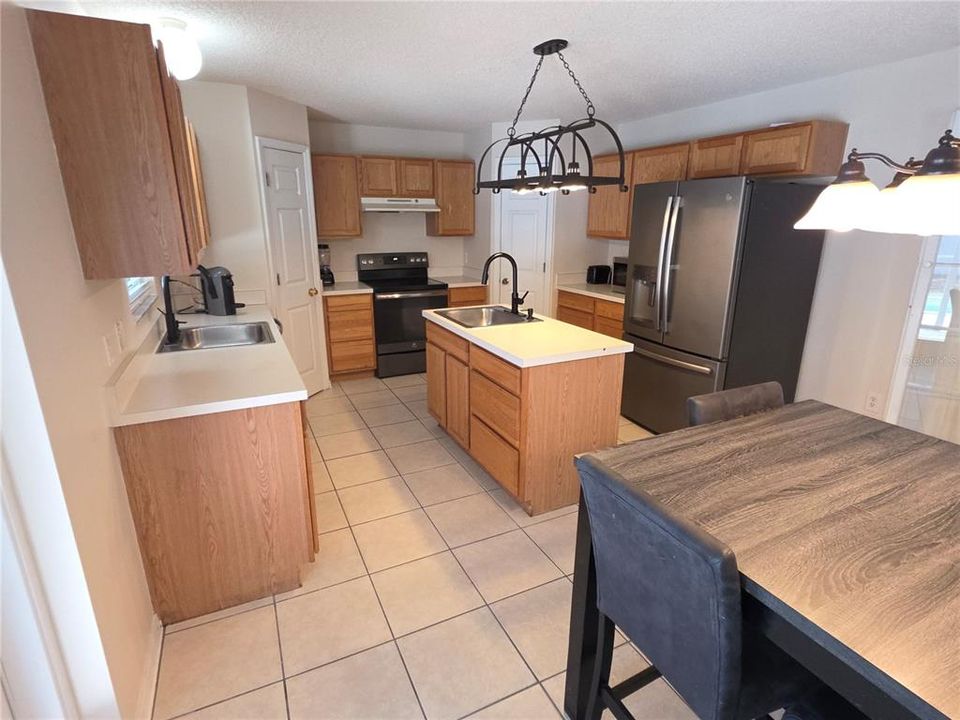 En Venta: $415,000 (4 camas, 2 baños, 2800 Pies cuadrados)