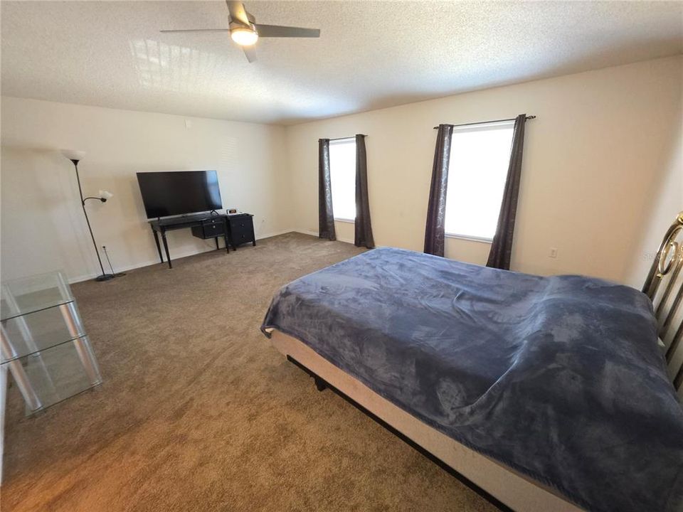 En Venta: $415,000 (4 camas, 2 baños, 2800 Pies cuadrados)