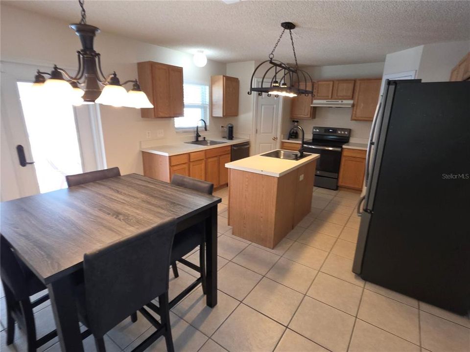 En Venta: $415,000 (4 camas, 2 baños, 2800 Pies cuadrados)