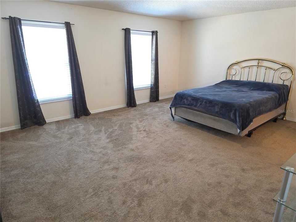 En Venta: $415,000 (4 camas, 2 baños, 2800 Pies cuadrados)