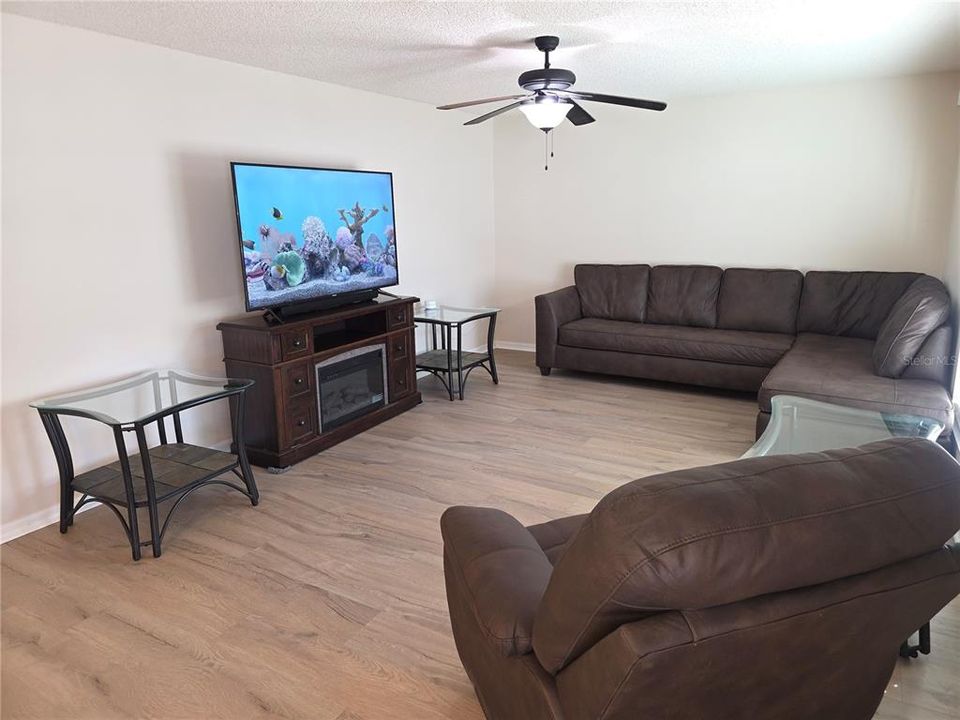 En Venta: $415,000 (4 camas, 2 baños, 2800 Pies cuadrados)