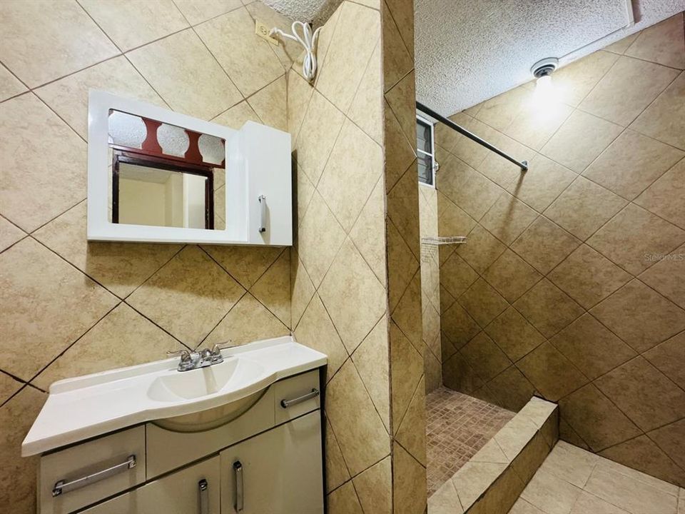 В аренду: $950 (2 спален, 1 ванн, 890 Квадратных фут)