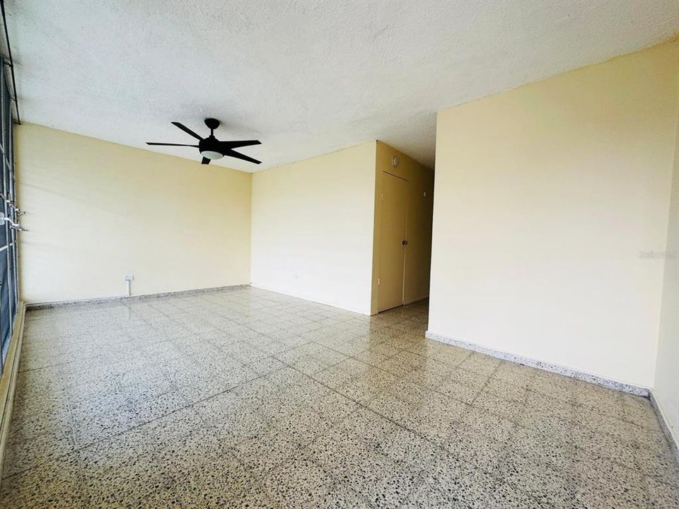 В аренду: $950 (2 спален, 1 ванн, 890 Квадратных фут)